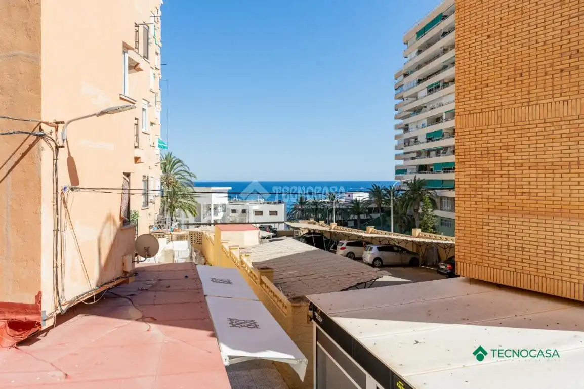 Vista exterior de Pis en venda en Roquetas de Mar amb Aire condicionat i Terrassa