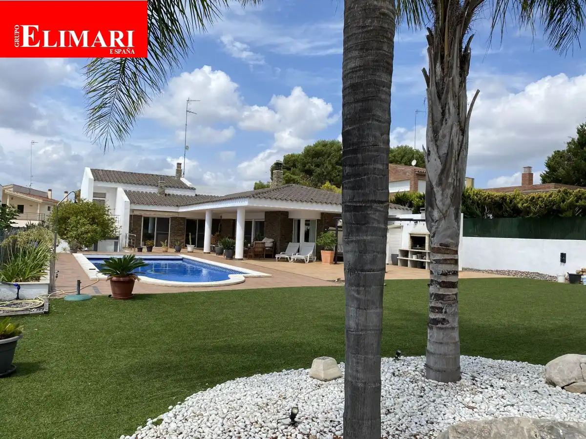 Vista exterior de Casa o xalet en venda en Amposta amb Aire condicionat, Calefacció i Jardí privat