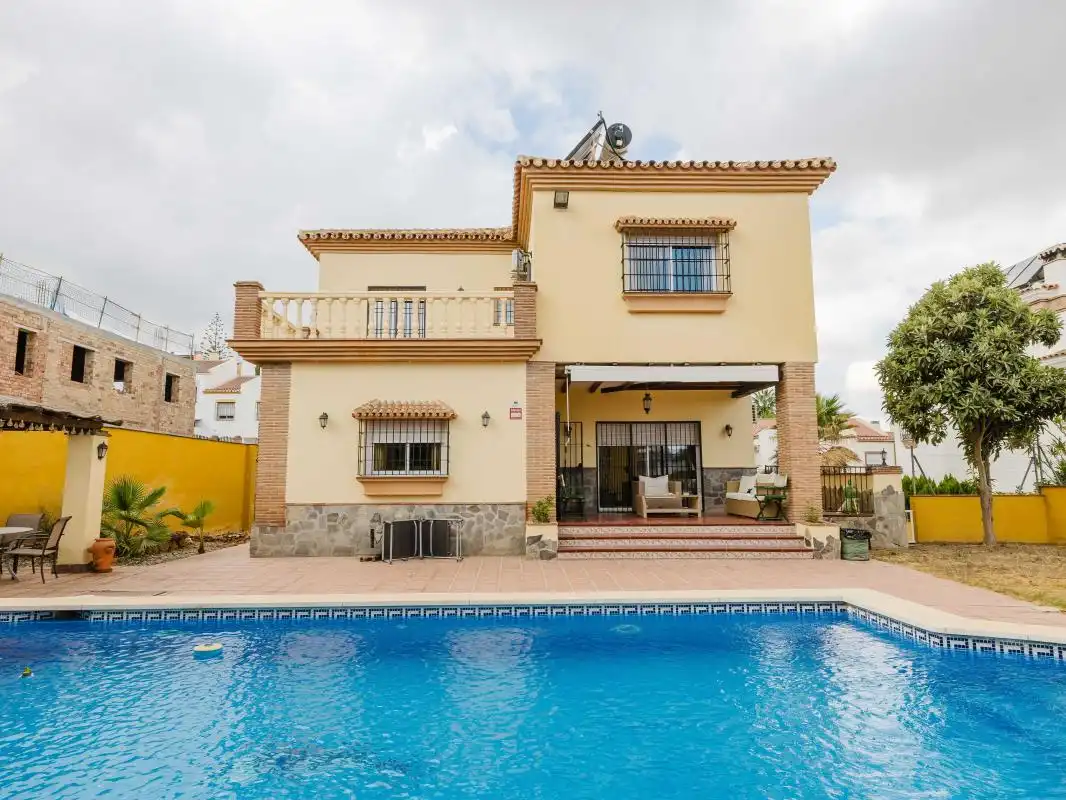 Vista exterior de Casa o xalet en venda en Alhaurín El Grande amb Aire condicionat, Calefacció i Jardí privat