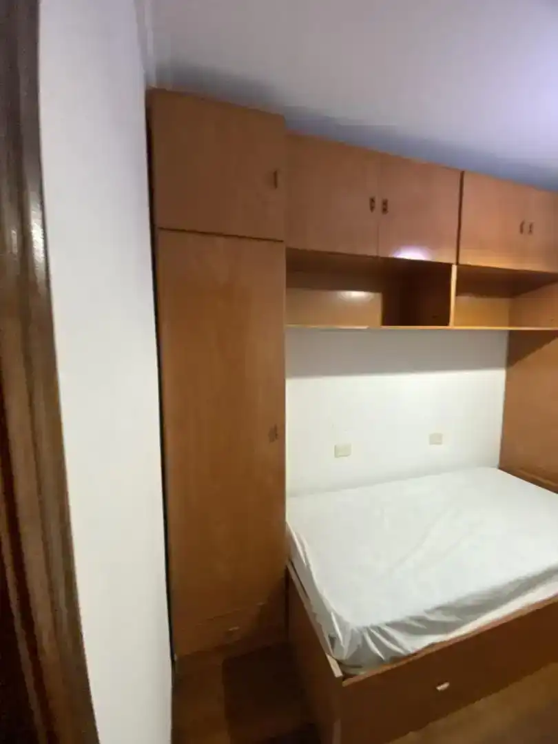 Schlafzimmer von Wohnungen zur Miete in Noia mit Abstellraum, Ofen und Waschmaschine