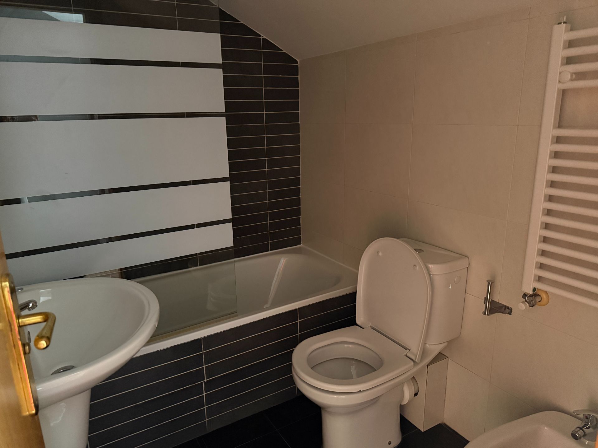 Bathroom of Duplex to rent in Leganés  with Heating and Terrace