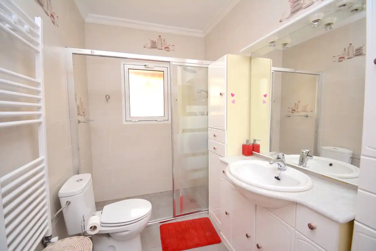 Badezimmer von Haus oder Chalet zum Verkauf in Dénia mit Klimaanlage, Heizung und Privatgarten