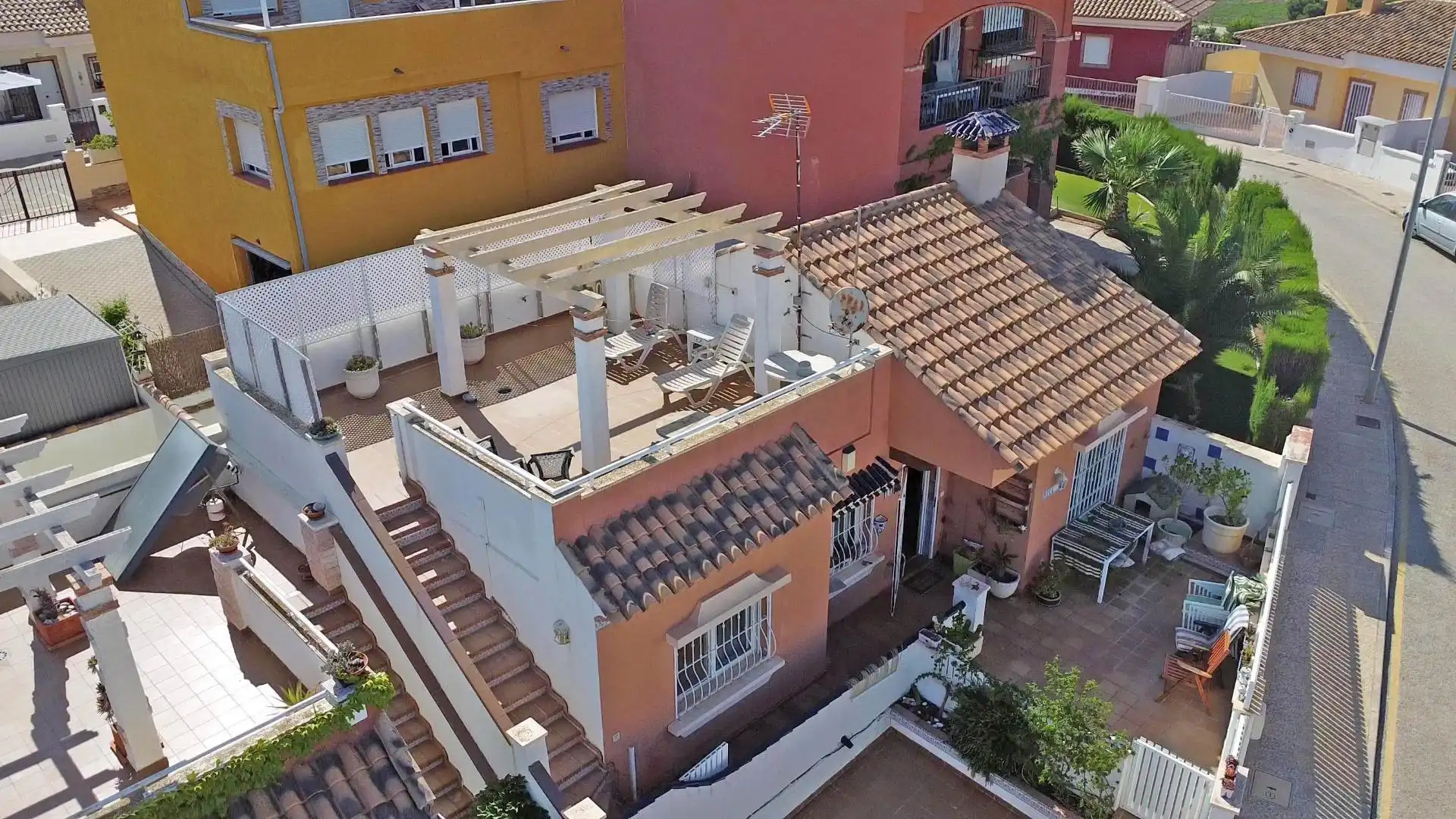 Vista exterior de Casa adosada en venta en Cartagena con Terraza, Amueblado y Piscina comunitaria