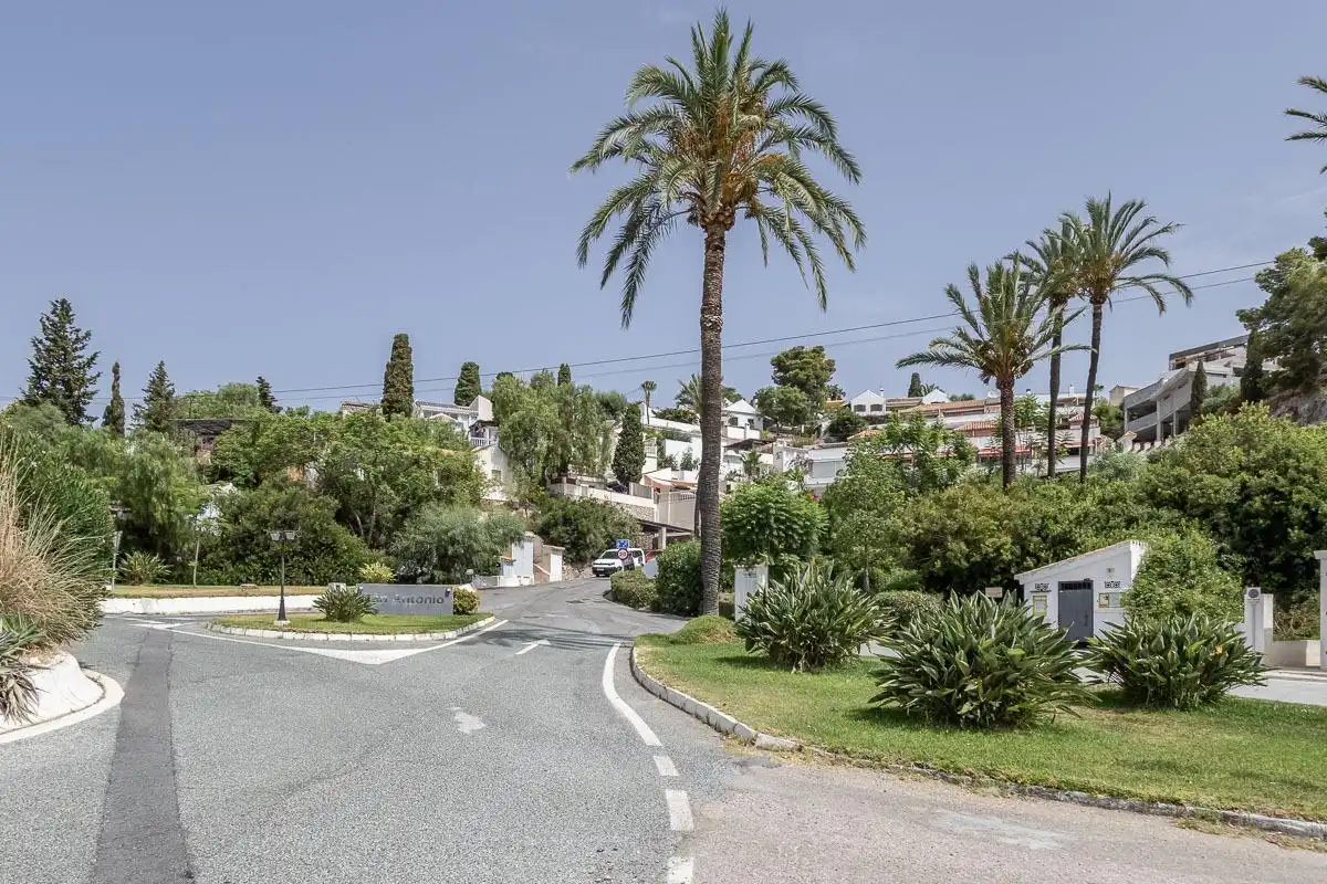 Vista exterior de Casa o xalet en venda en Almuñécar amb Terrassa