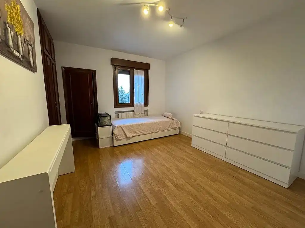 Habitación de Casa adosada en venta en El Escorial con Calefacción, Jardín privado y Parquet