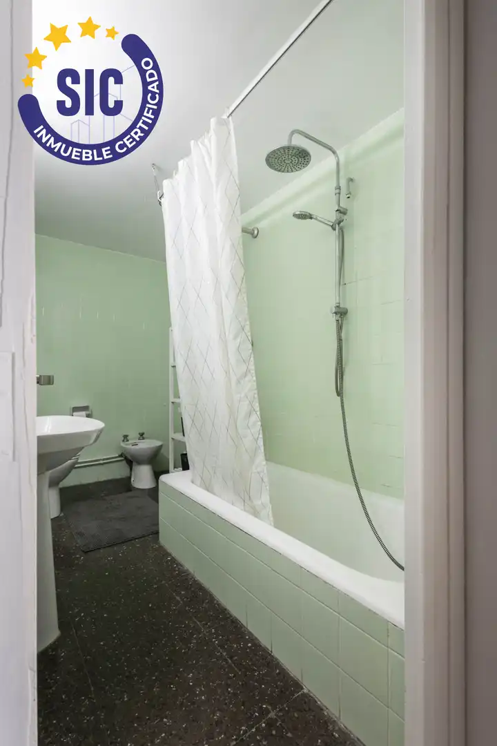 Bathroom of Flat for sale in Valencia  with Air Conditioner and Terrace