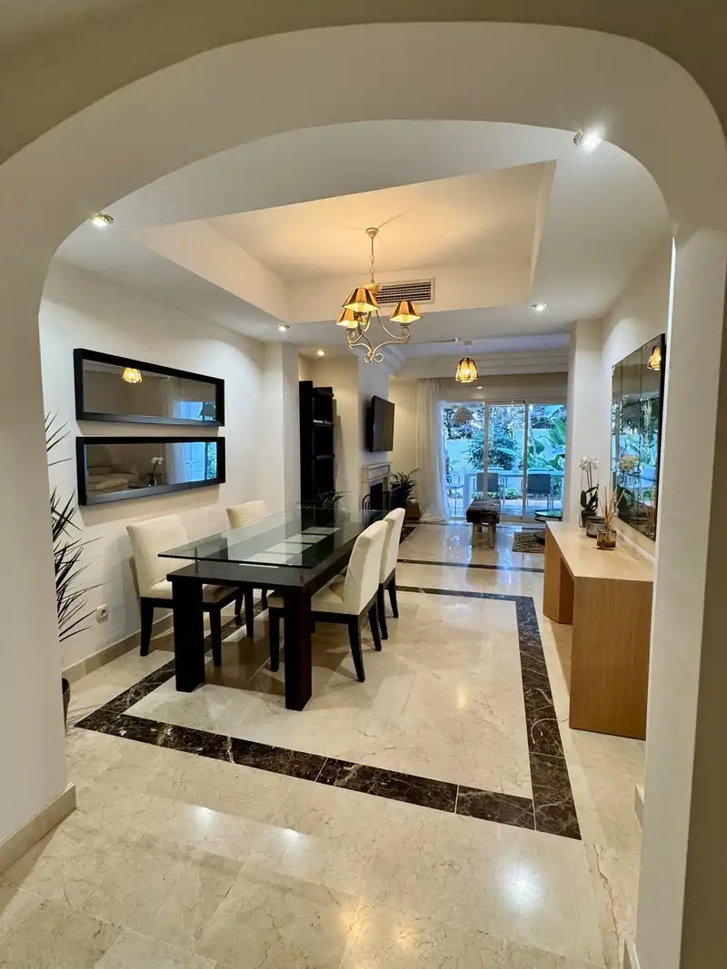 Menjador de Apartament de lloguer en Marbella amb Traster, Piscina i Moblat