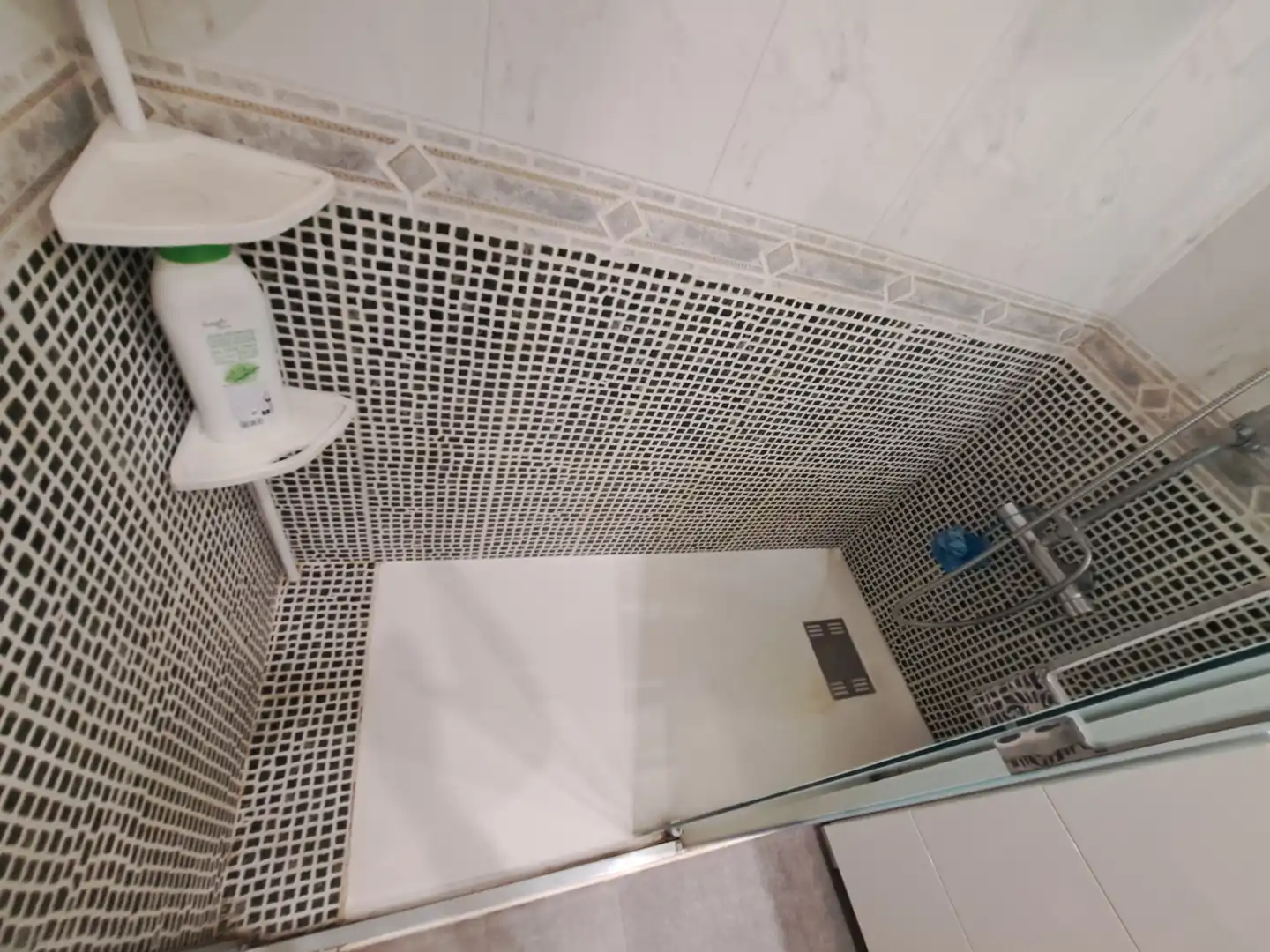 Baño de Piso de alquiler en Marbella con Calefacción, Terraza y Amueblado
