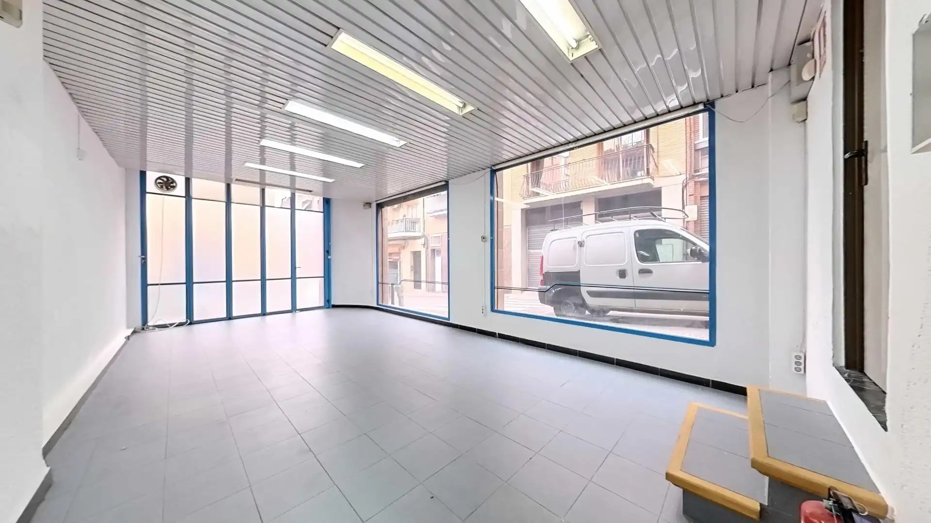 Local comercial en venta en Calle Juan Valentín Escalas