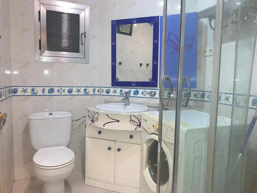 Bathroom of Ground floor for rent in Madrid  with Air Conditioner and Heating