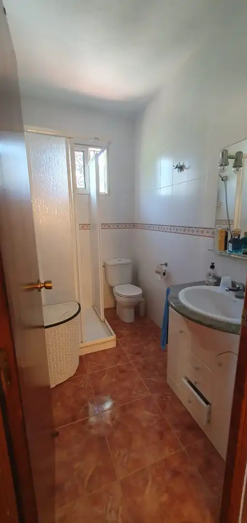 Badezimmer von Country house zum Verkauf in Llaurí mit Klimaanlage, Heizung und Privatgarten