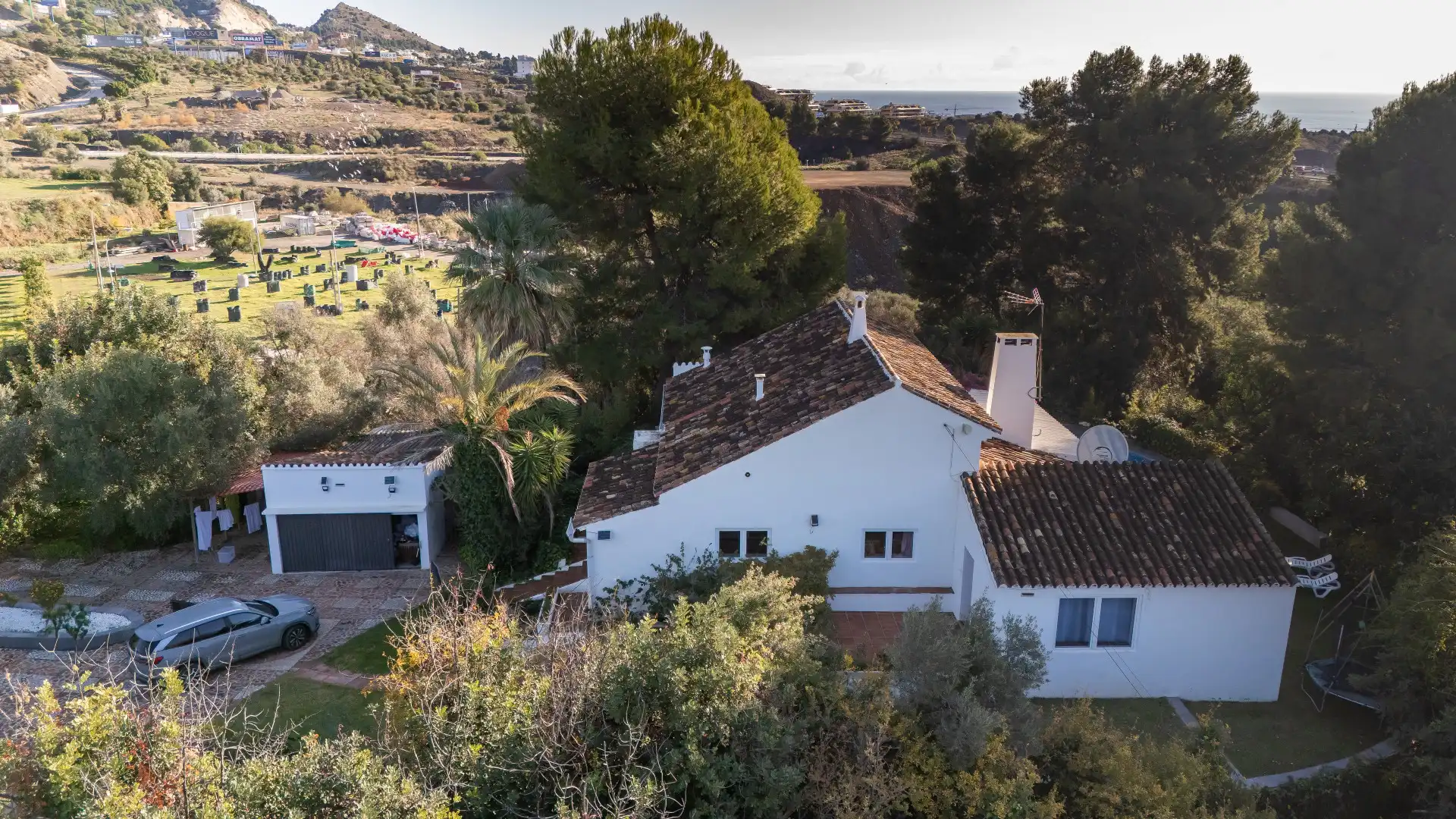 Vista exterior de Casa o xalet en venda en Fuengirola amb Aire condicionat, Jardí privat i Terrassa