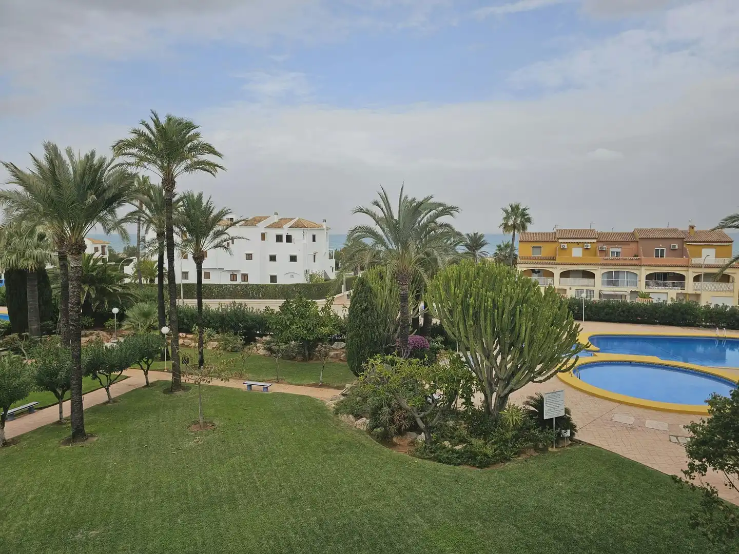 Jardí de Pis de lloguer en Oliva amb Jardí privat, Moblat i Rentadora