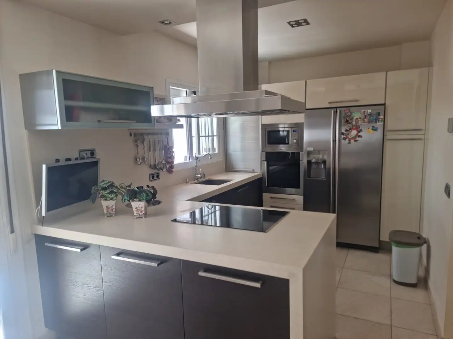 Küche von Einfamilien-Reihenhaus zum Verkauf in Estepona mit Klimaanlage, Privatgarten und Terrasse