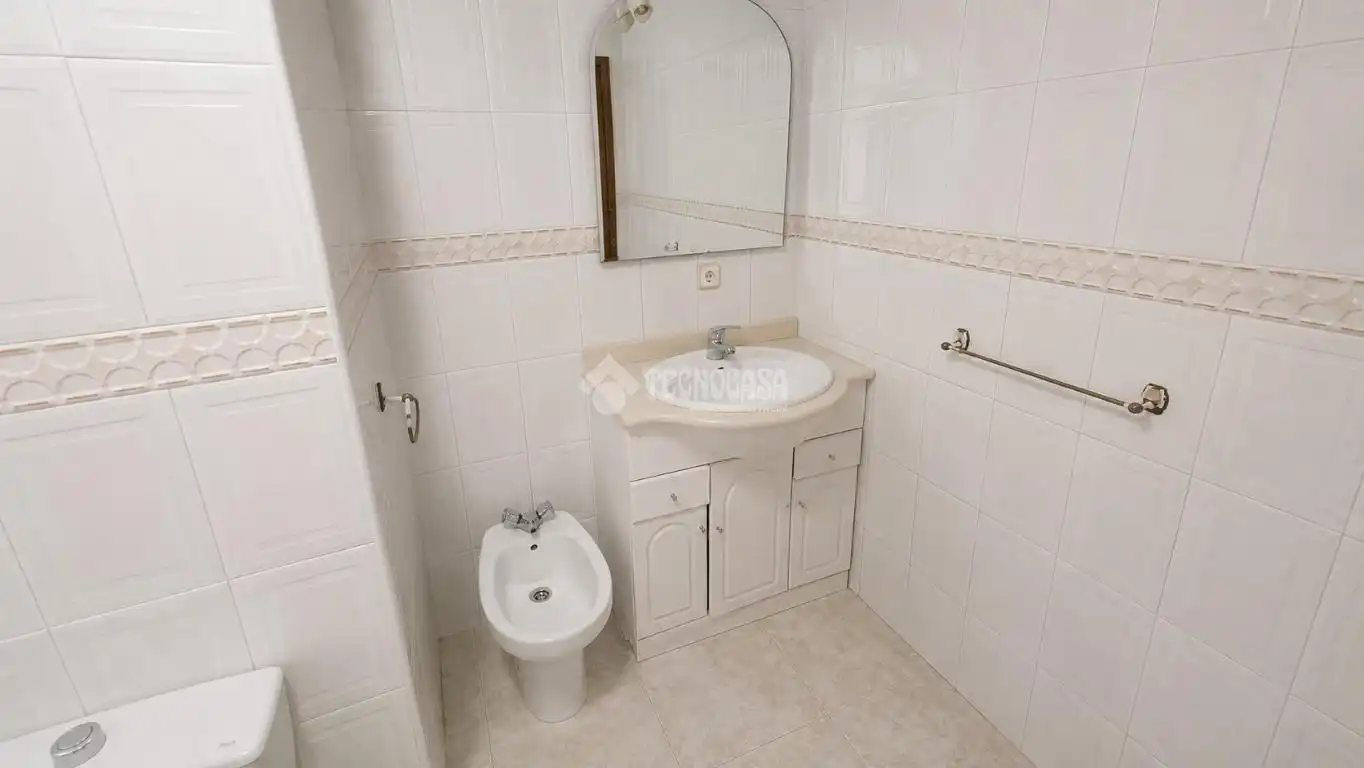Badezimmer von Wohnung zum Verkauf in Pinto mit Balkon
