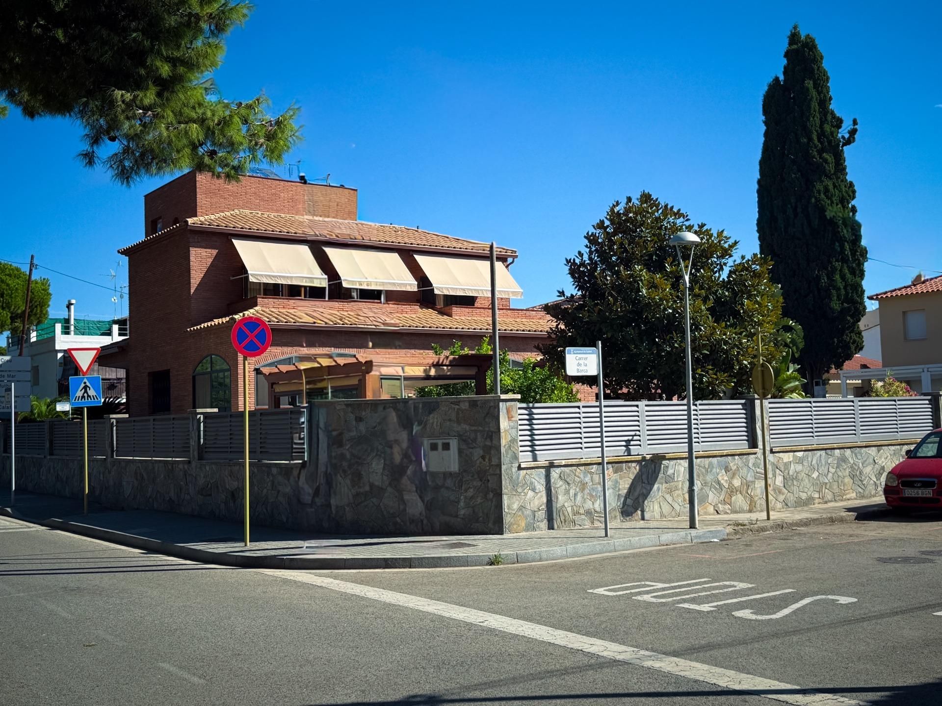 Vista exterior de Casa o xalet en venda en Calafell amb Aire condicionat, Calefacció i Jardí privat