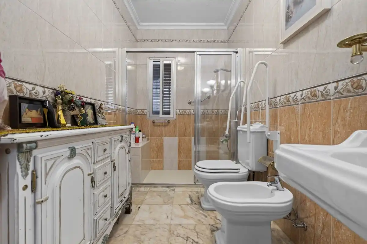Badezimmer von Einfamilien-Reihenhaus zum Verkauf in Dos Hermanas mit Klimaanlage, Heizung und Terrasse