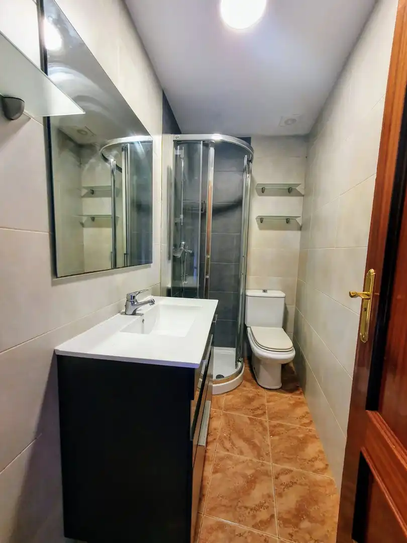 Baño de Piso para compartir en Pasaia