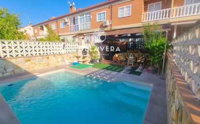 Piscina de Casa adosada en venda en Parla amb Terrassa i Piscina