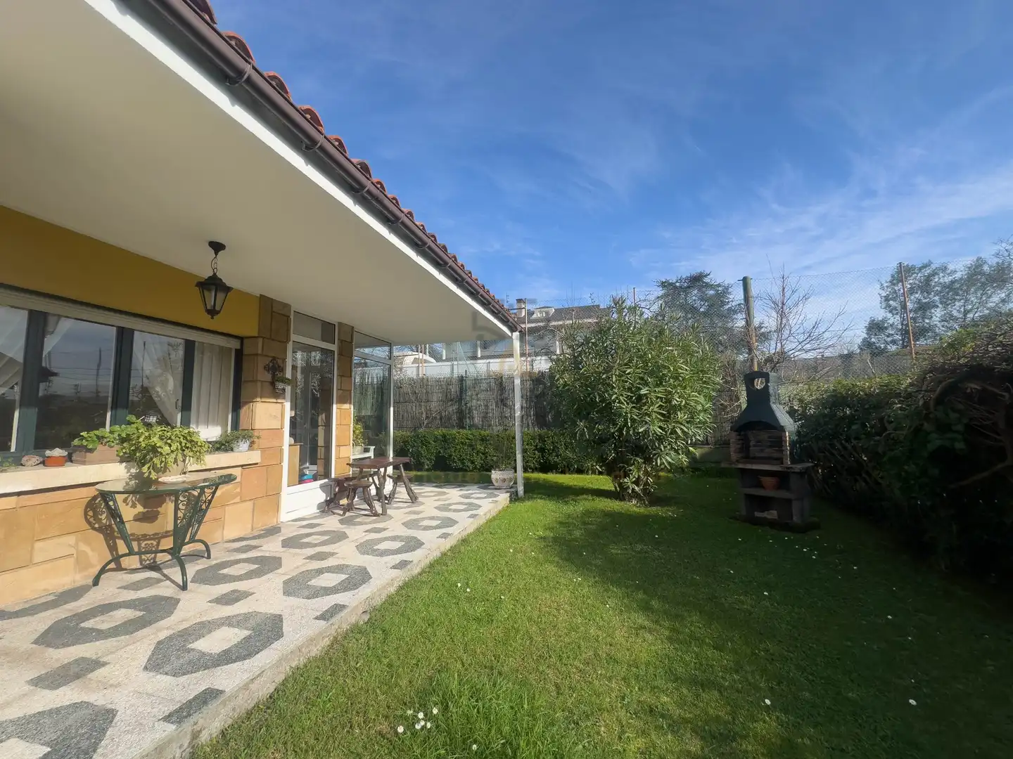 Jardí de Casa o xalet en venda en Gijón  amb Traster i Piscina
