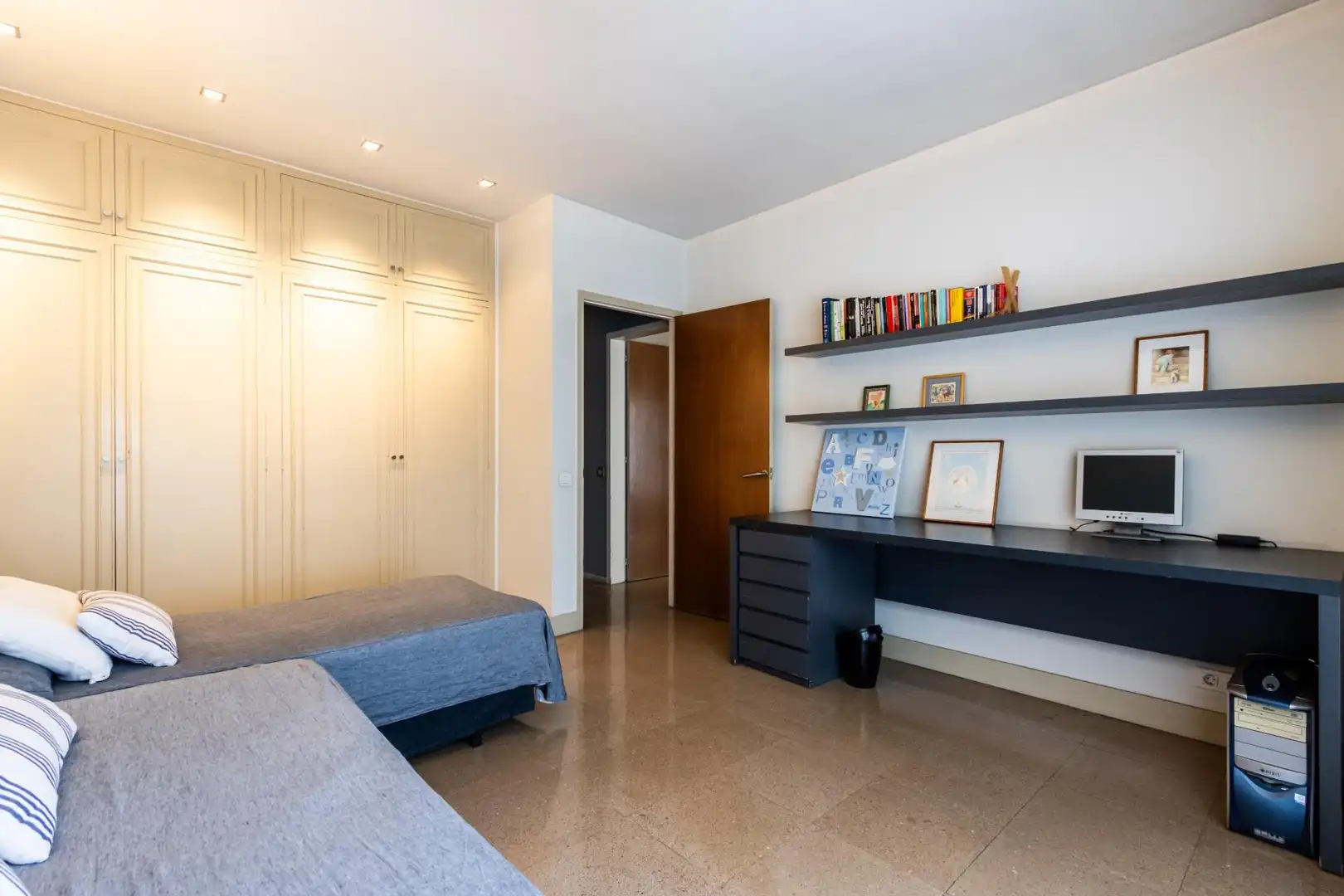 Habitación de Casa adosada en venta en Sabadell con Piscina comunitaria