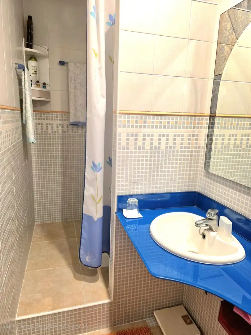 Badezimmer von Einfamilien-Reihenhaus zum Verkauf in Castro-Urdiales mit Heizung, Privatgarten und Parkett