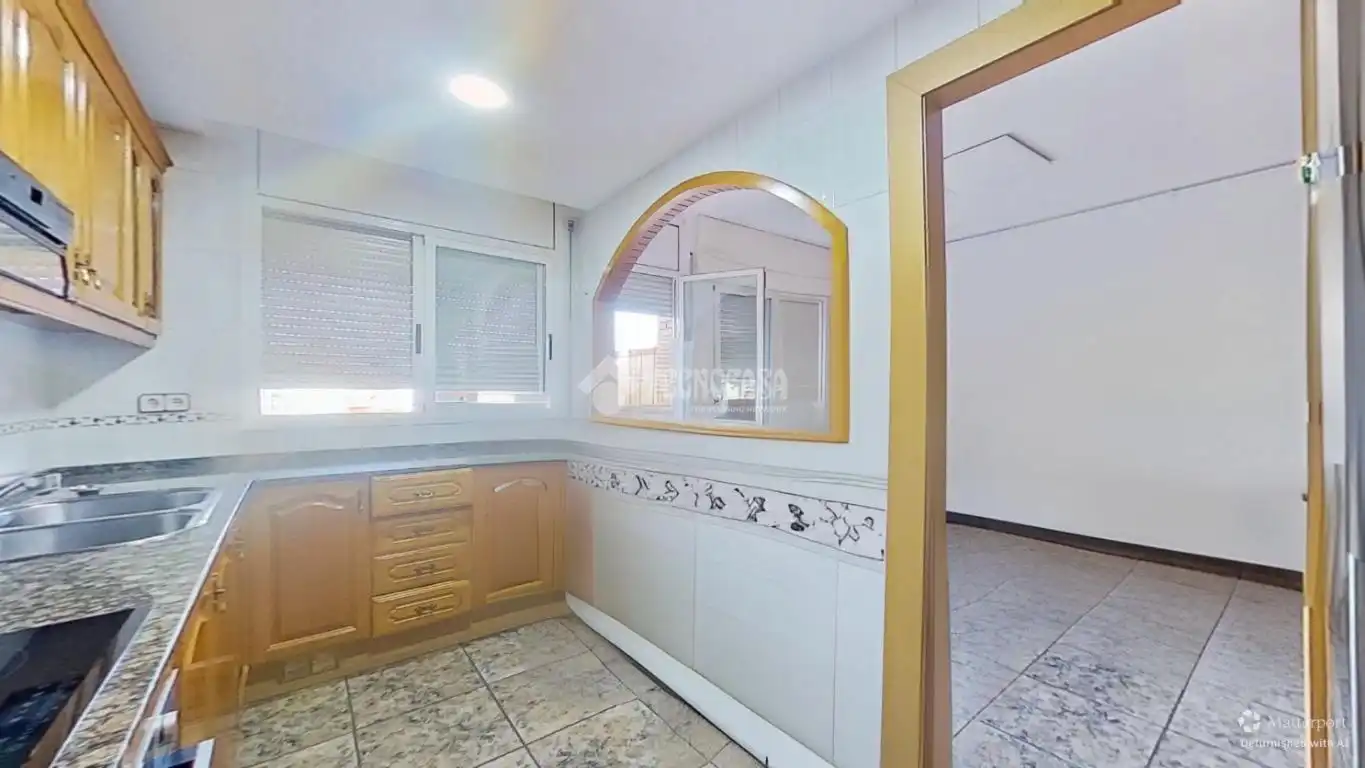 Cuina de Casa adosada en venda en Barberà del Vallès amb Aire condicionat, Calefacció i Terrassa