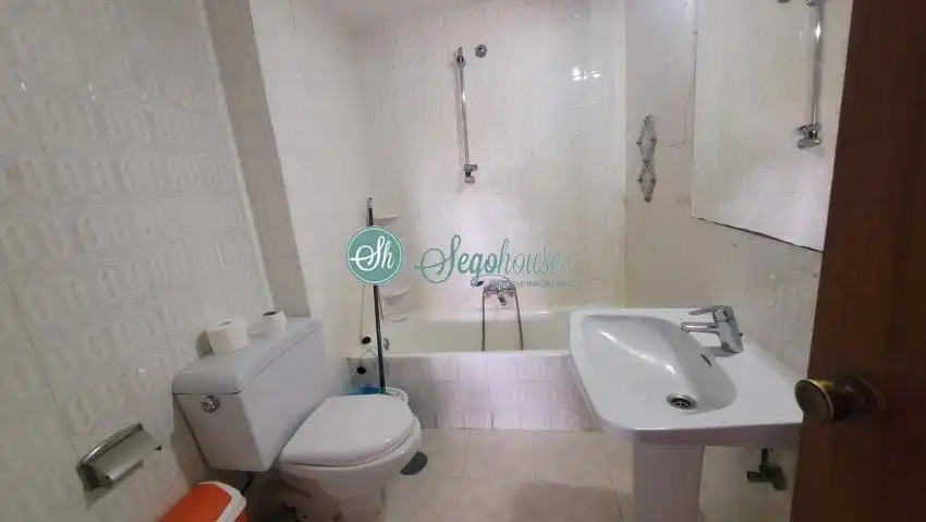 Baño de Piso en venta en Segovia con Calefacción, Parquet y Terraza