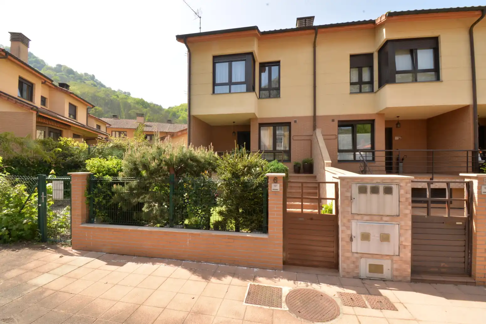Vista exterior de Casa adosada en venta en Morcín con Calefacción, Jardín privado y Terraza