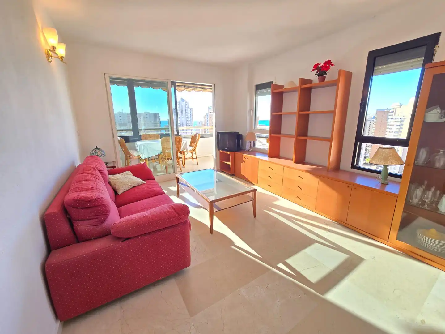 Sala de estar de Apartamento en venta en Benidorm con Amueblado y Piscina comunitaria