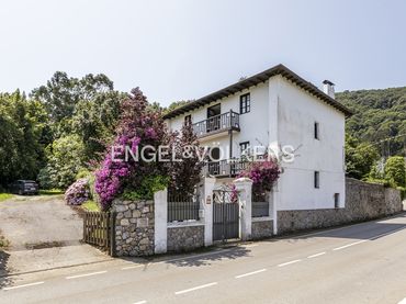 Casa con balcón en venta en Barrio la Llama