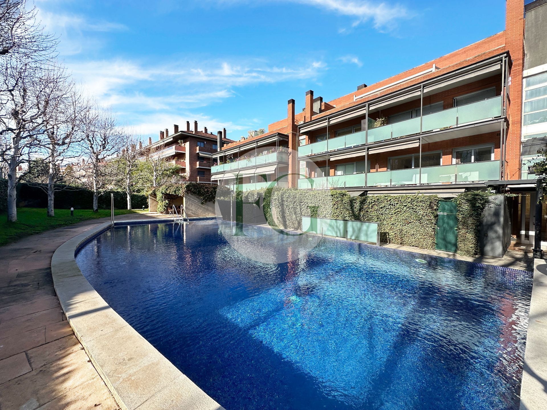 Piscina de Dúplex en venda en Sant Cugat del Vallès amb Aire condicionat, Calefacció i Jardí privat
