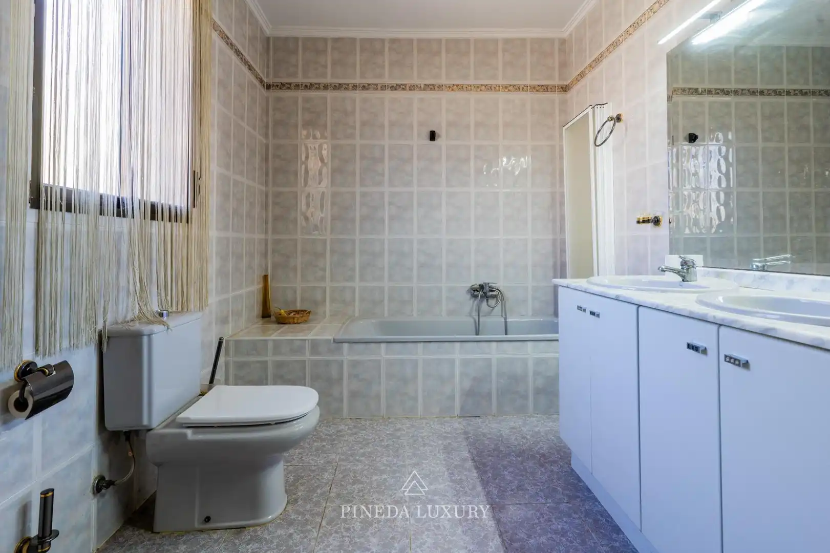 Bathroom of Houses for sale in L'Eliana