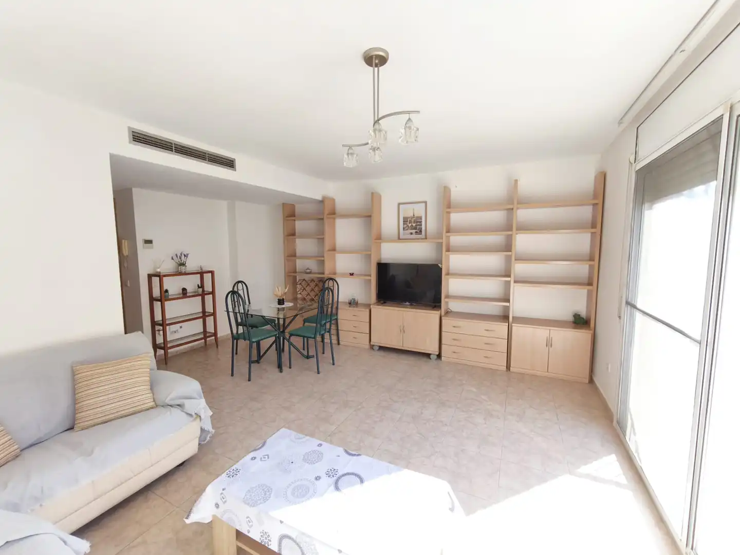 Sala d'estar de Casa adosada en venda en Cambrils amb Aire condicionat, Calefacció i Jardí privat