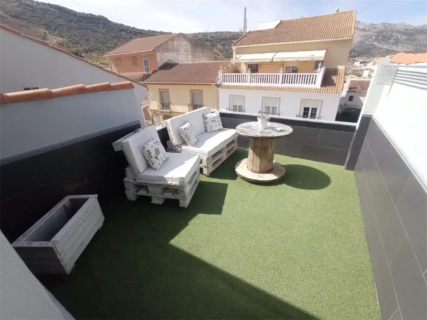 Terrassa de Casa adosada en venda en Alfarnate amb Jardí privat, Traster i Moblat