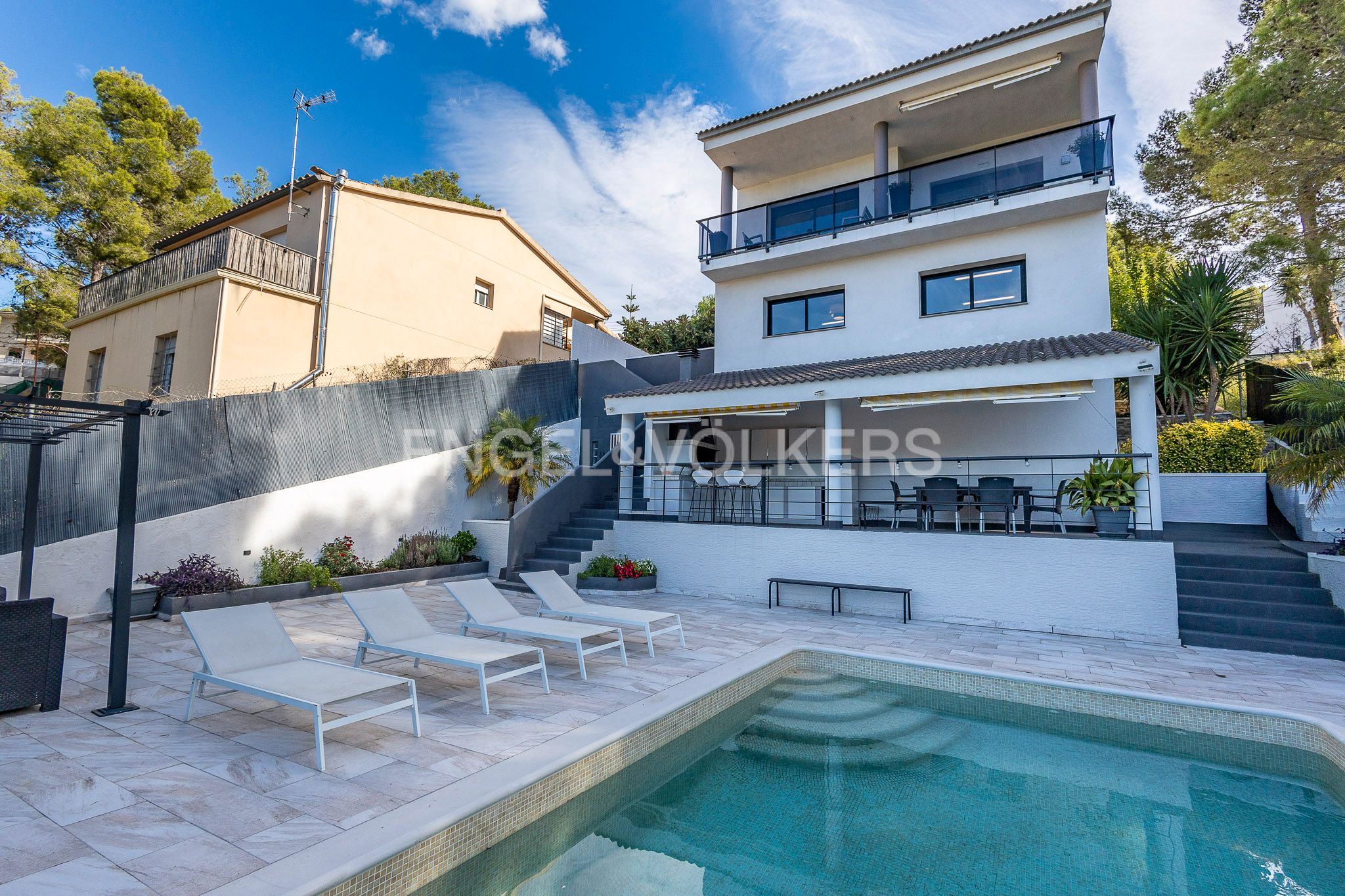 Vista exterior de Casa o xalet en venda en Canyelles amb Aire condicionat, Calefacció i Jardí privat