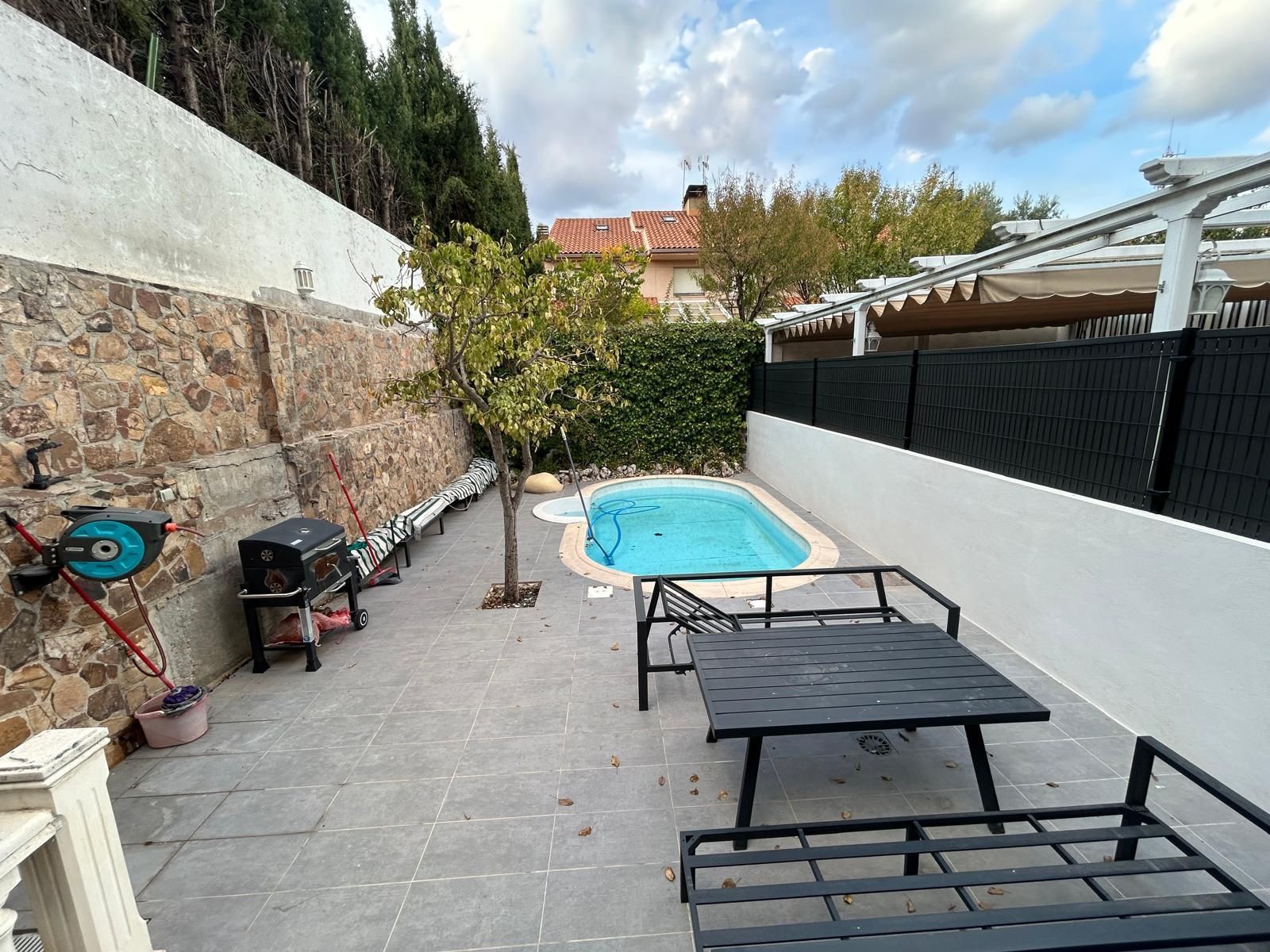 Piscina de Casa adosada en venda en Valdemoro amb Aire condicionat, Calefacció i Jardí privat