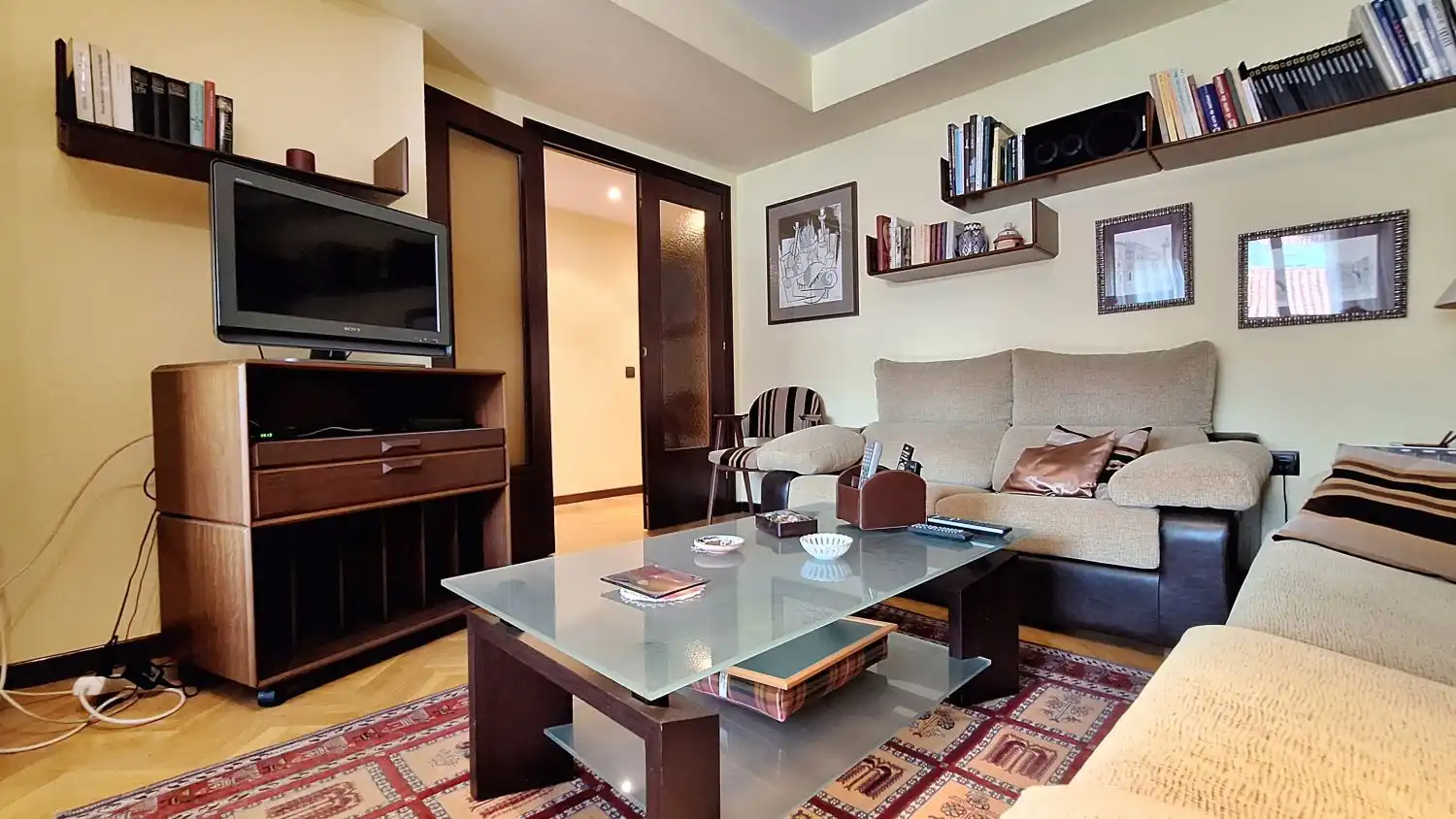 Sala de estar de Piso de alquiler en Oviedo  con Calefacción, Parquet y Amueblado