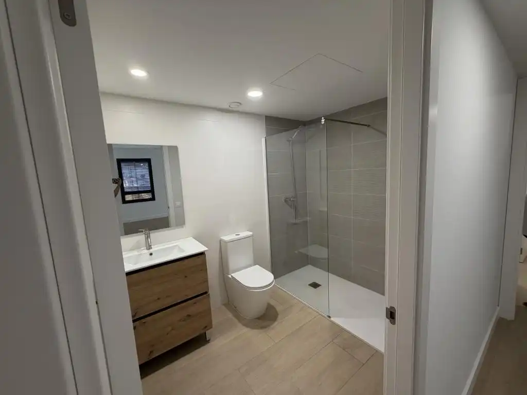Badezimmer von Wohnung zur Miete in Palafrugell mit Klimaanlage, Heizung und Terrasse