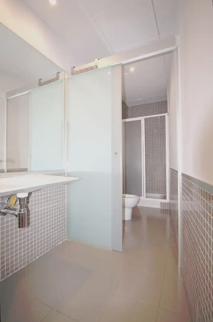 Badezimmer von Wohnung zum Verkauf in Barcelona mit Klimaanlage, Heizung und Parkett