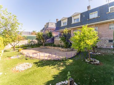 Casa aparellada amb jardí en venda a Calle del Roble
