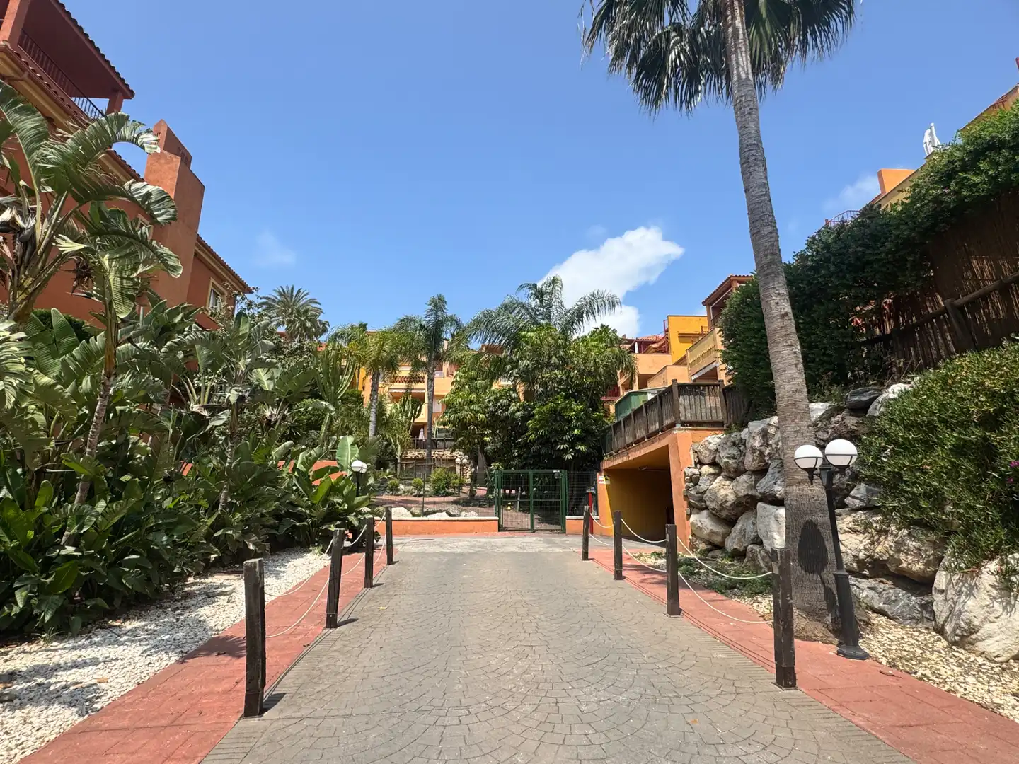 Außenansicht von Erdgeschoss zum Verkauf in Marbella mit Klimaanlage, Privatgarten und Abstellraum