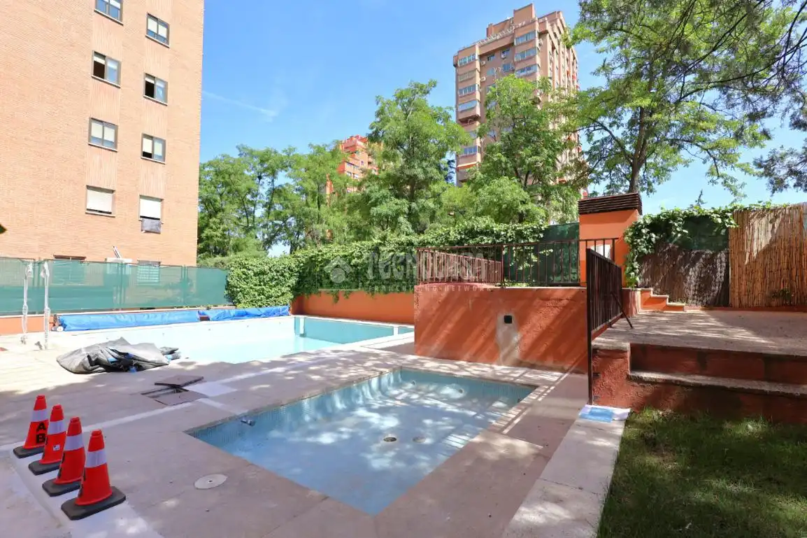 Piscina de Piso en venta en Madrid con Aire acondicionado y Calefacción