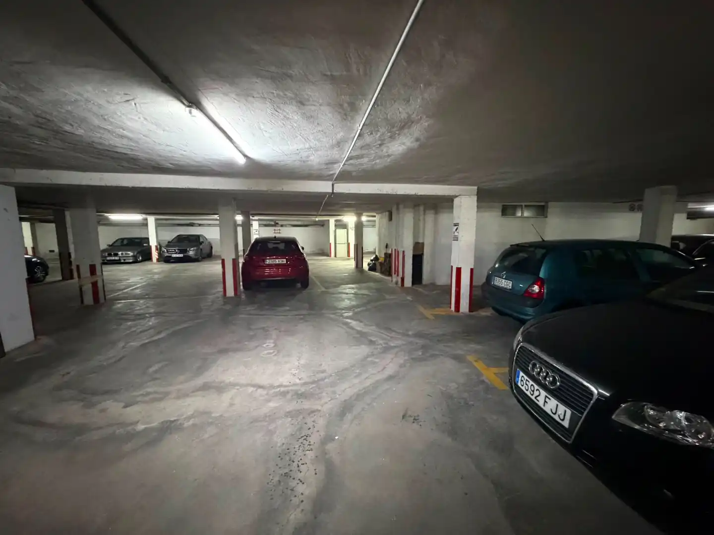 Parkplatz von Einfamilien-Reihenhaus zur Miete in La Manga del Mar Menor mit Privatgarten, Terrasse und Möbliert