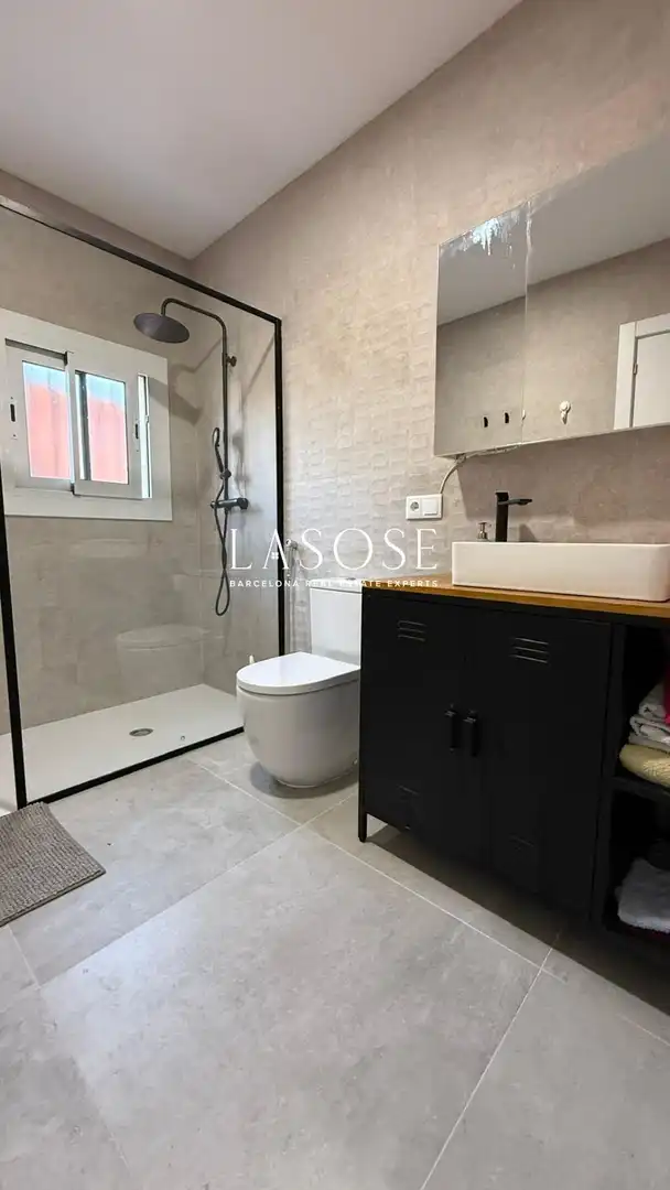 Badezimmer von Wohnung zur Miete in Vilanova i la Geltrú mit Klimaanlage, Terrasse und Möbliert