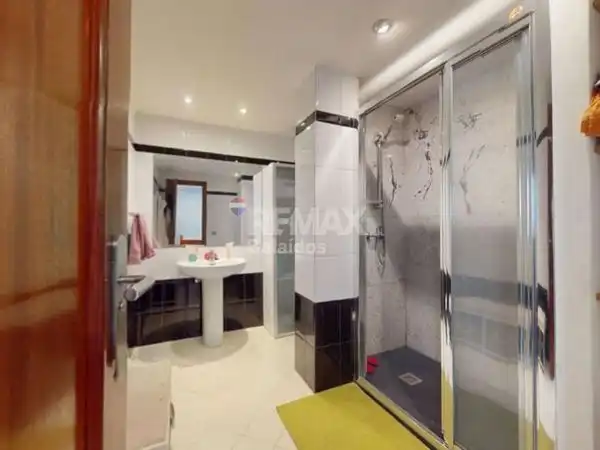 Bathroom of Flat for sale in Vigo   with Heating, Parquet flooring and Storage room
