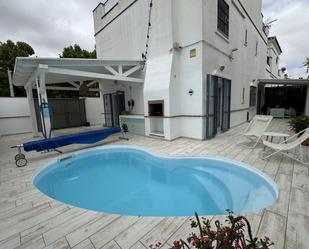 Piscina de Casa adosada en venda en Bormujos amb Aire condicionat i Piscina