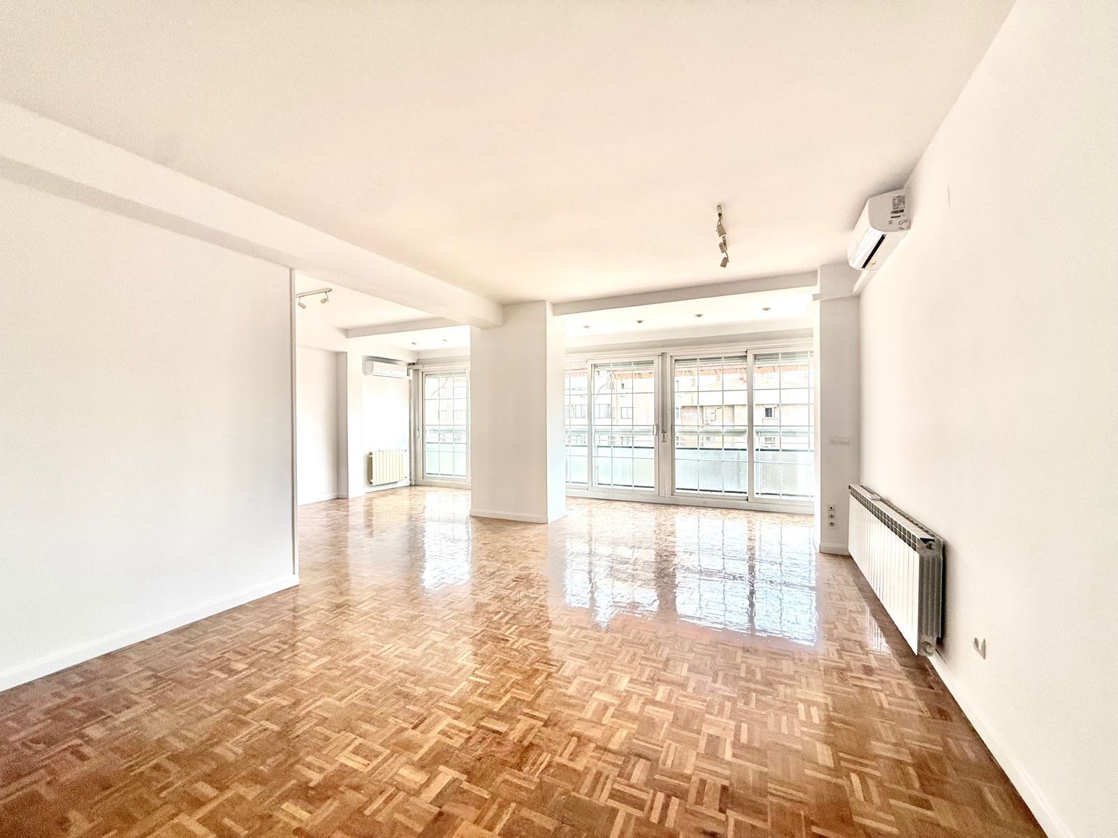 Exterior view of Flat to rent in  Madrid Capital  with Air Conditioner, Heating and Community pool