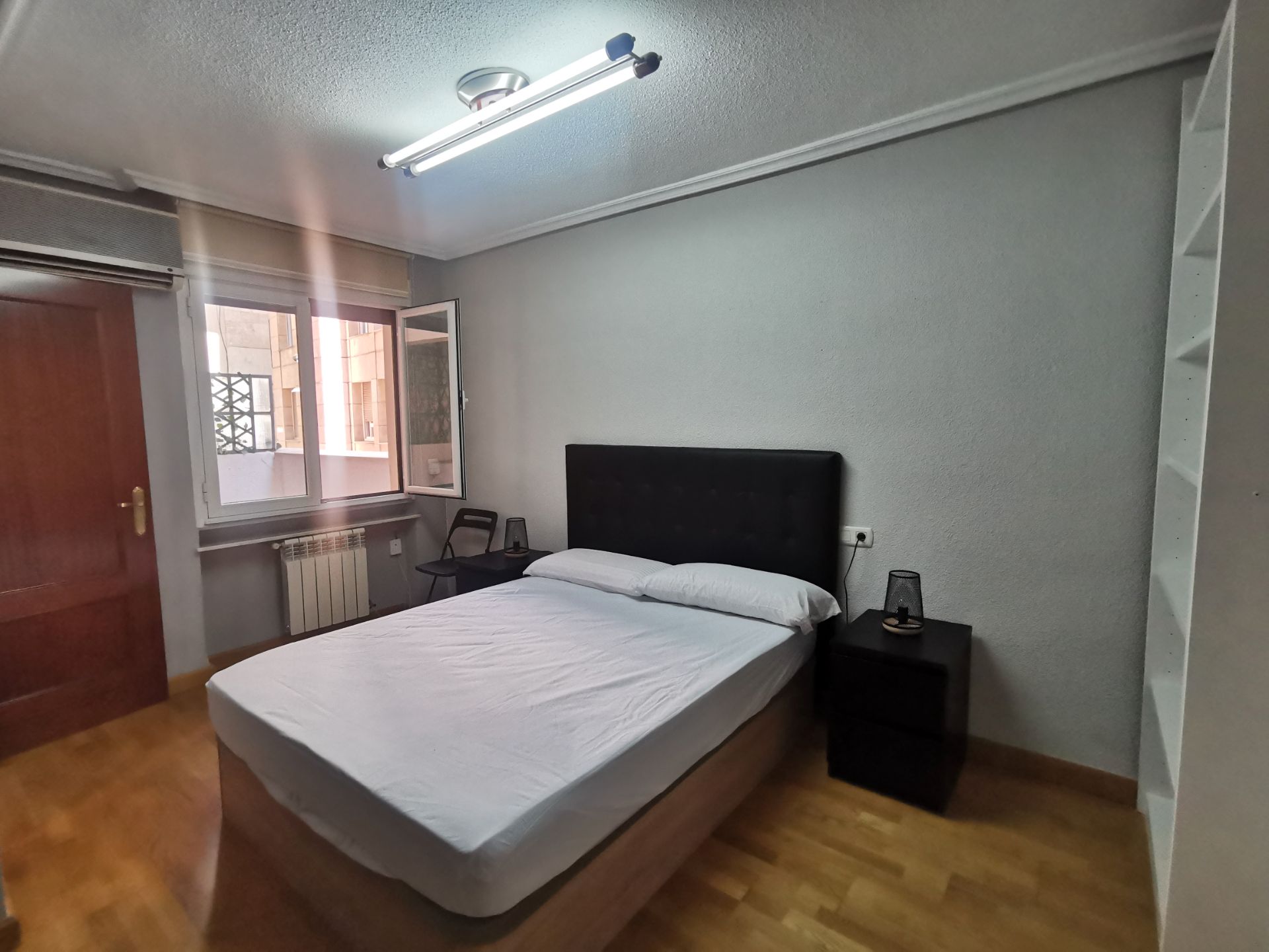 Dormitori de Apartament de lloguer en Salamanca Capital amb Calefacció, Parquet i Terrassa
