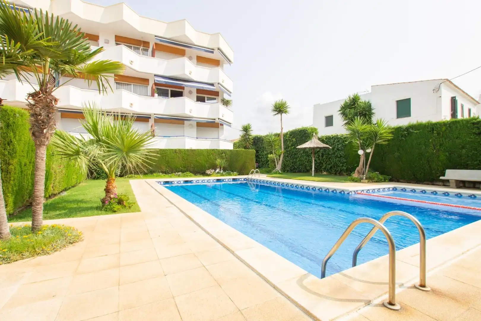 Piscina de Pis en venda en Sitges amb Jardí privat, Terrassa i Balcó